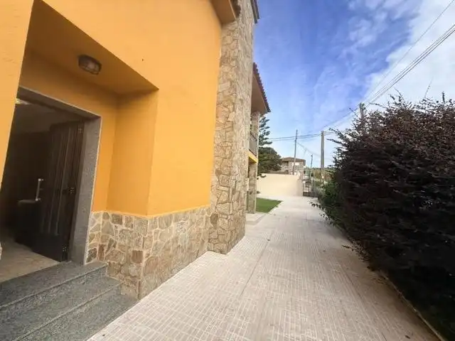 Vista exterior de Casa o xalet en venda en Sanxenxo amb Jardí privat, Terrassa i Moblat