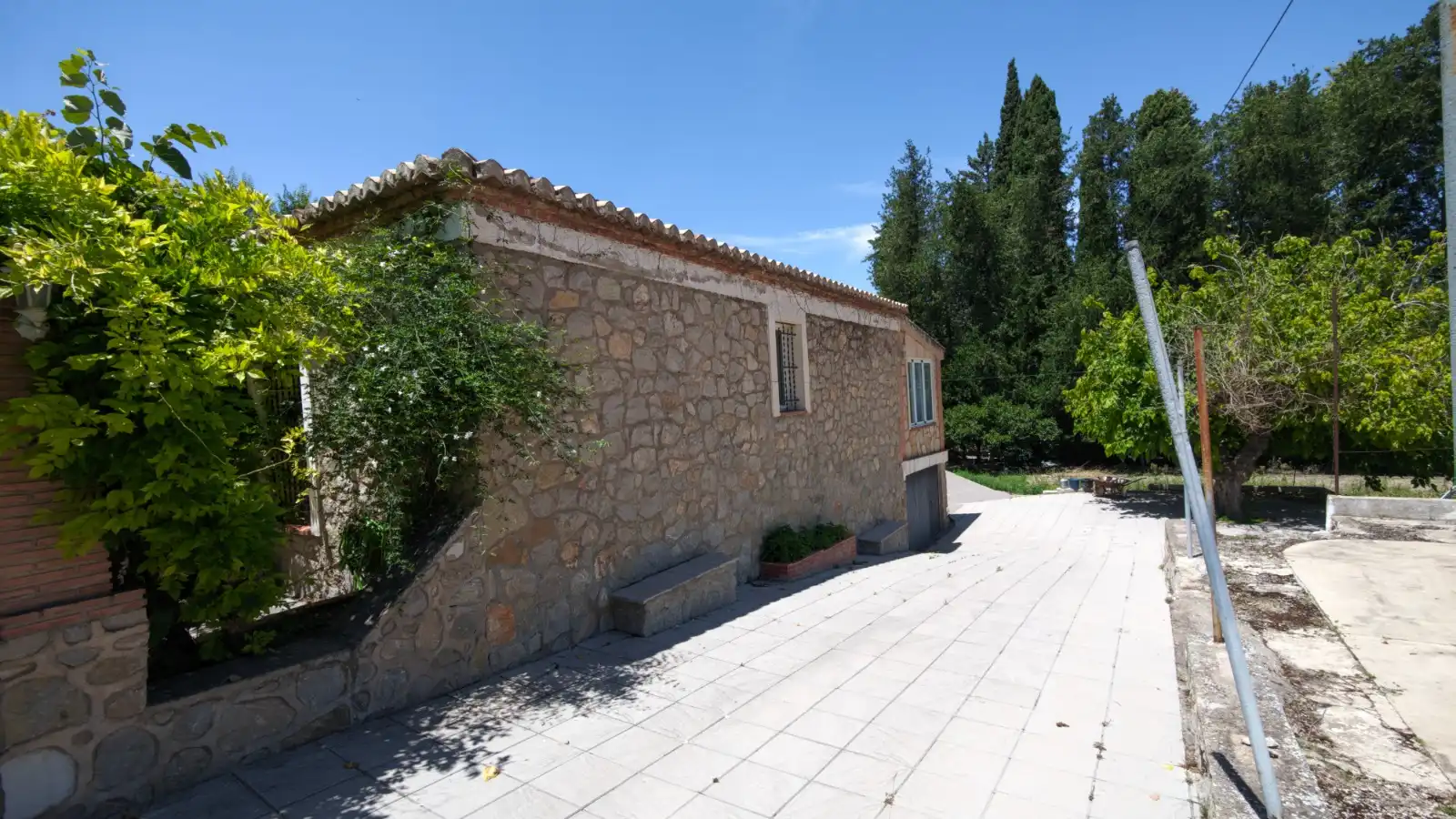 Vista exterior de Casa o xalet en venda en La Zubia amb Aire condicionat, Jardí privat i Traster