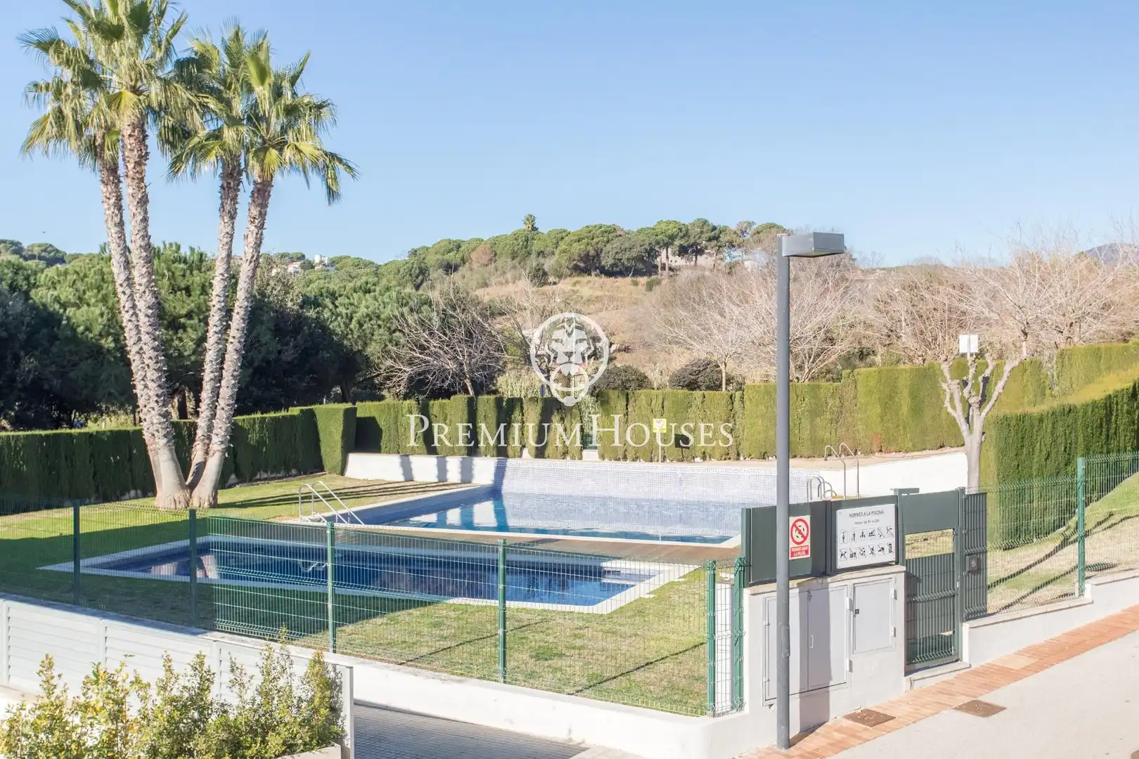 Schwimmbecken von Einfamilien-Reihenhaus zum Verkauf in Sant Pol de Mar mit Klimaanlage, Heizung und Parkett