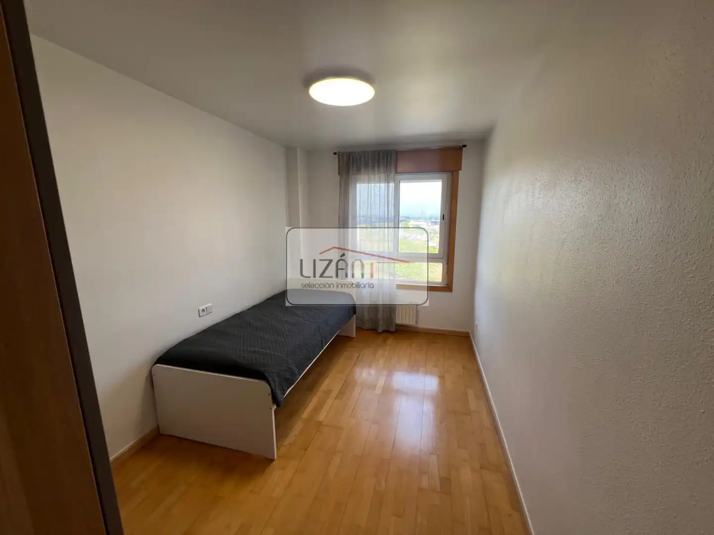 Dormitori de Pis en venda en Oviedo  amb Calefacció i Parquet