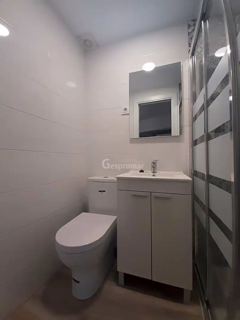 Bathroom of Flat for share in Madrid  with Air Conditioner, Heating and Furnished