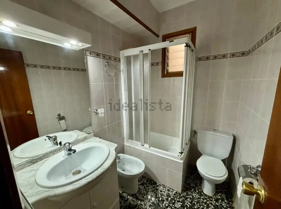 Baño de Piso en venta en Llucena / Lucena del Cid con Jardín privado, Trastero y Balcón