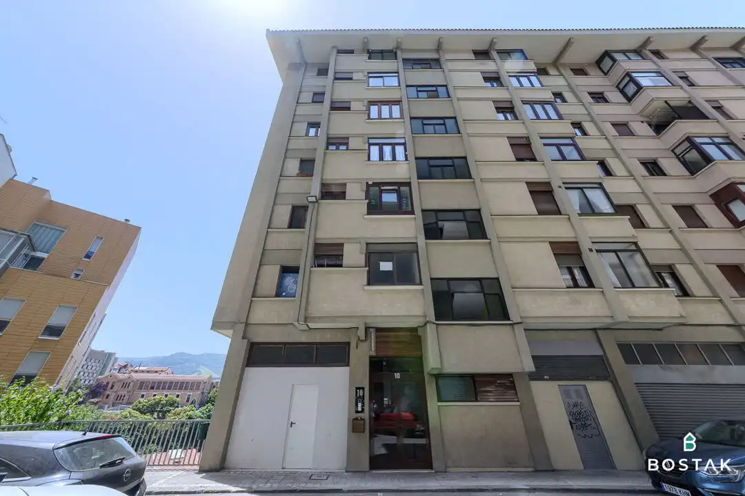 Außenansicht von Wohnung zum Verkauf in Bilbao  mit Heizung und Balkon