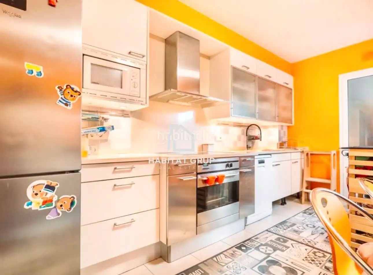 Cocina de Dúplex en venta en Girona con Calefacción, Terraza y Trastero