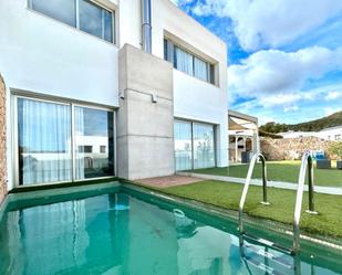 Piscina de Casa adosada en venda en Santa Eulària des Riu amb Aire condicionat, Calefacció i Jardí privat