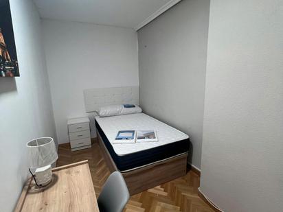 Bedroom of Flat to share in  Madrid Capital  with Heating and Washing machine