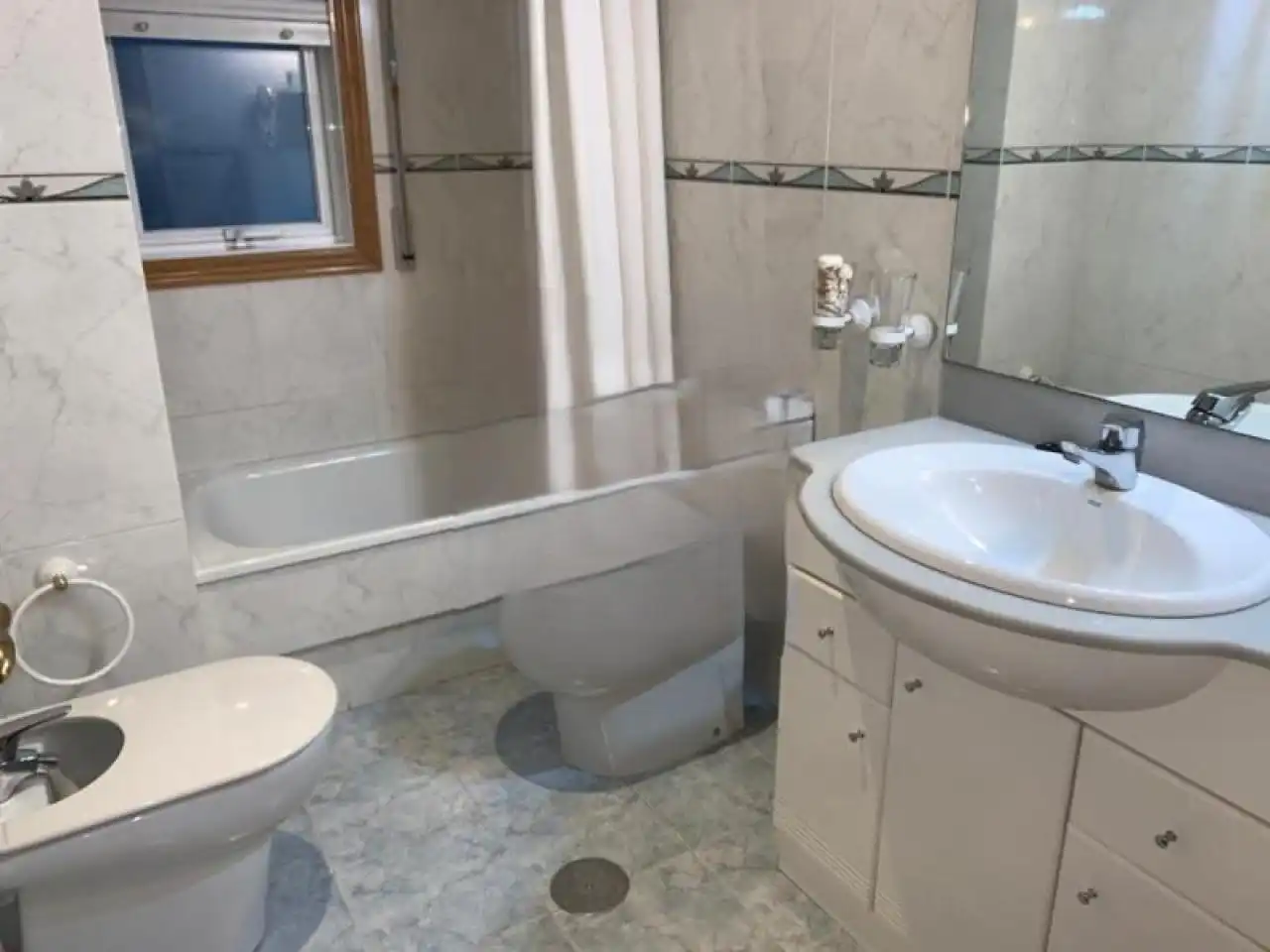 Bathroom of Flat for rent in Ourense Capital   with Heating, Parquet flooring and Furnished