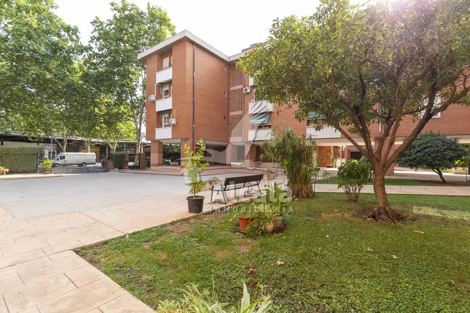 Vista exterior de Pis en venda en Alcalá de Henares amb Aire condicionat, Calefacció i Moblat