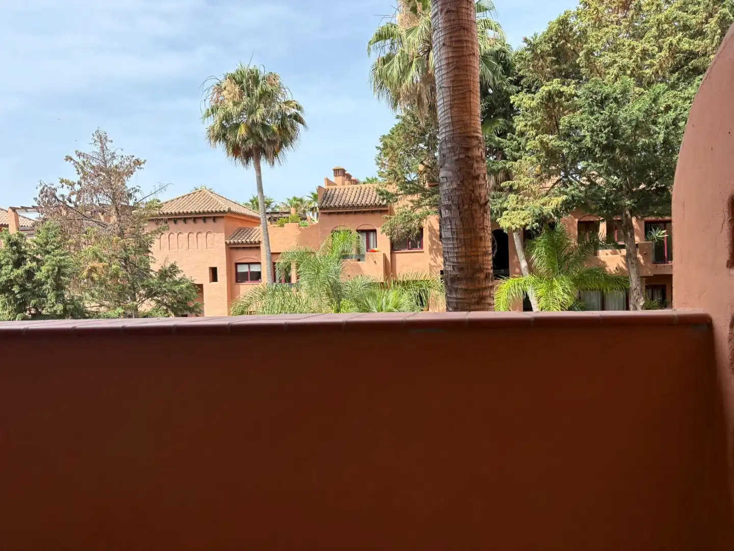 Vista exterior de Apartament en venda en Benahavís amb Jardí privat, Alarma i Piscina comunitària