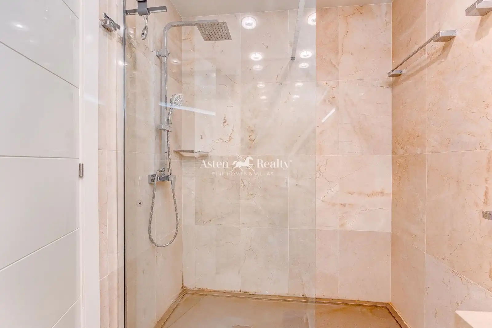 Badezimmer von Wohnungen zum Verkauf in Adeje mit Klimaanlage, Privatgarten und Terrasse