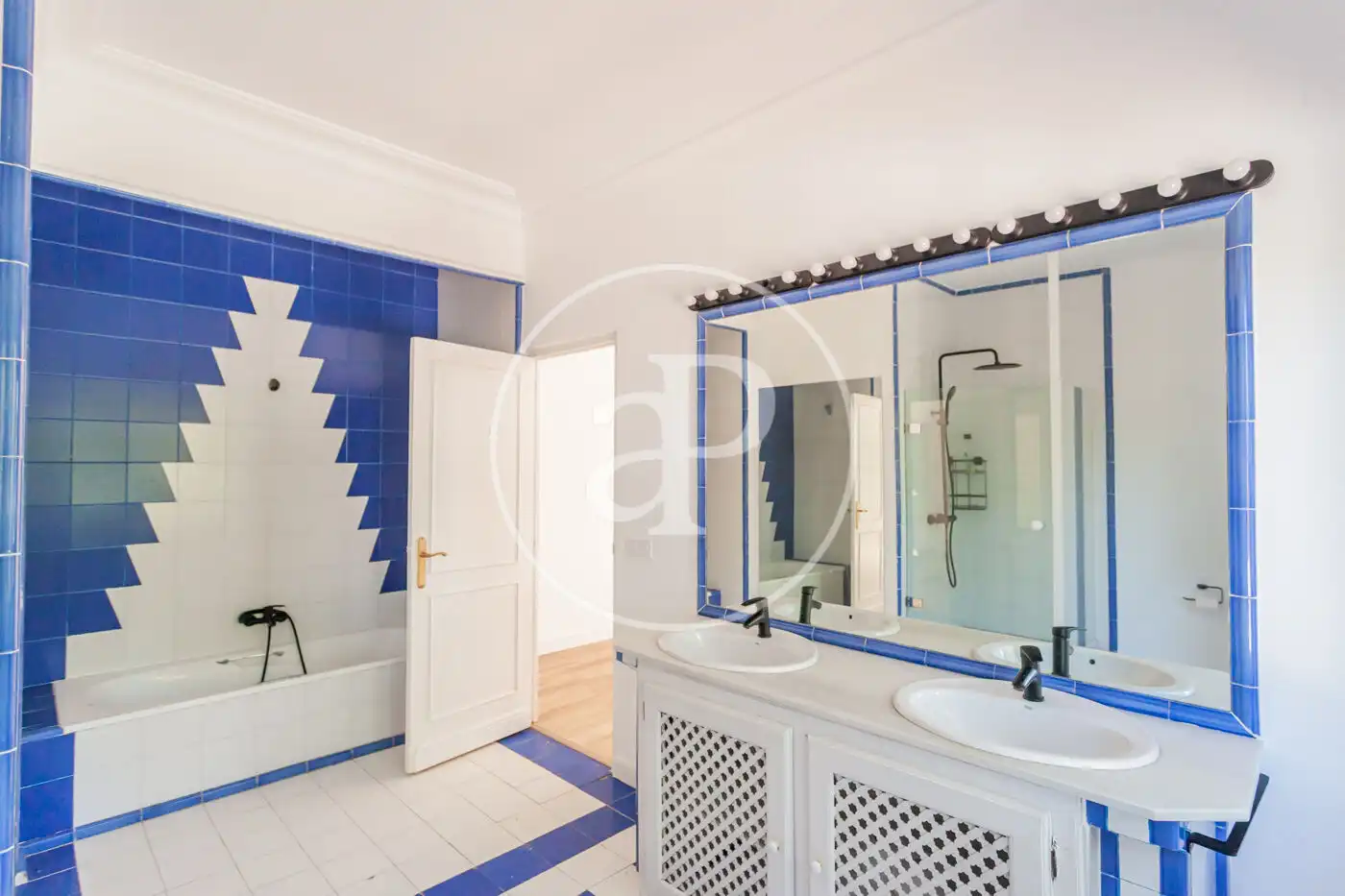 Bathroom of Houses for sale in Villanueva de la Cañada  with Air Conditioner, Heating and Private garden