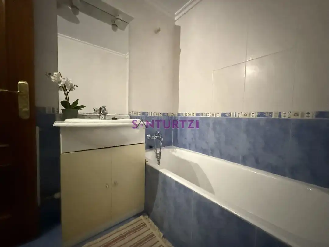 Bathroom of Flat for sale in Santurtzi   with Heating, Terrace and Furnished