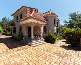 Vista exterior de Casa o xalet en venda en Cangas  amb Terrassa, Piscina i Balcó