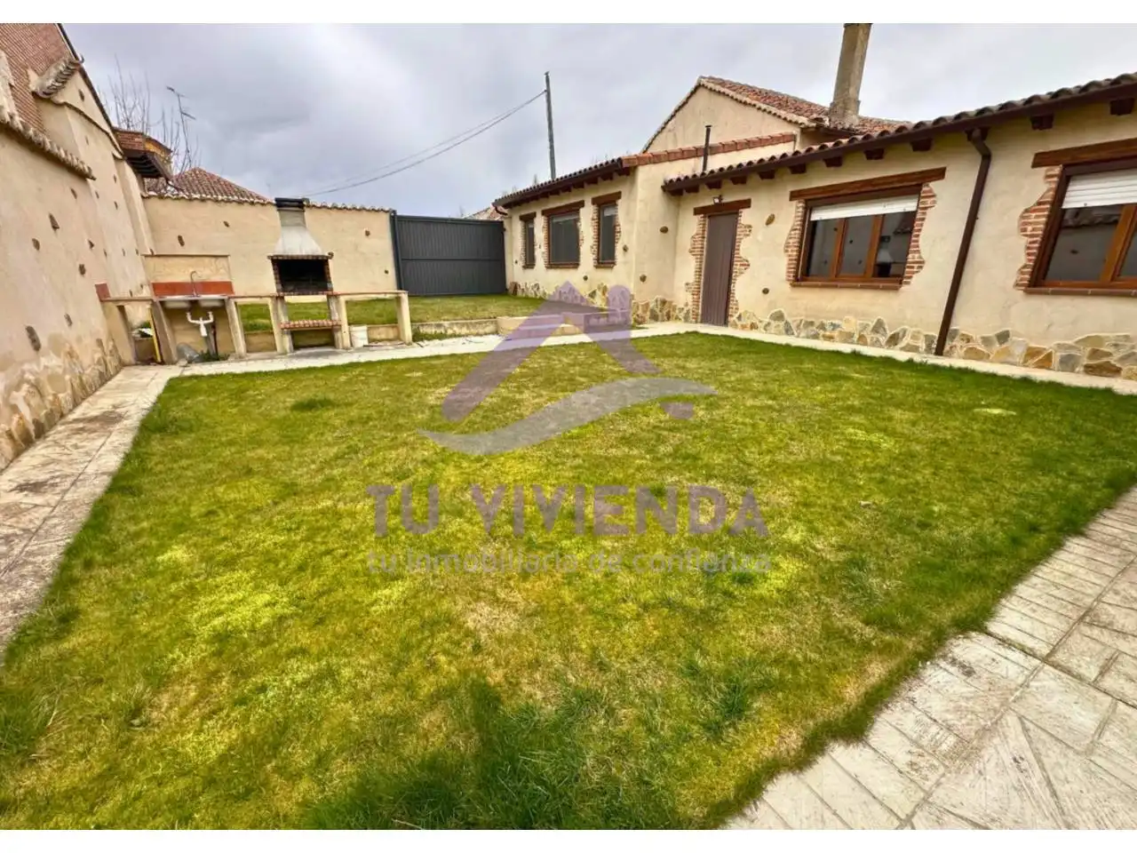 Casa o chalet en venta en Bustillo de la Vega con Jardín privado, Piscina y Amueblado