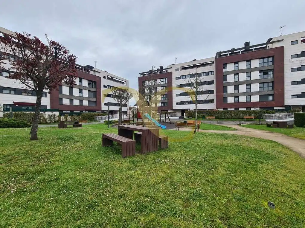 Außenansicht von Wohnung zum Verkauf in Oviedo  mit Heizung, Privatgarten und Terrasse