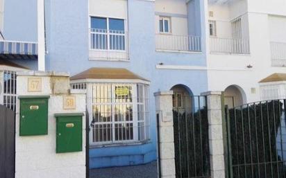 Vista exterior de Casa adosada en venda en Gerena amb Terrassa