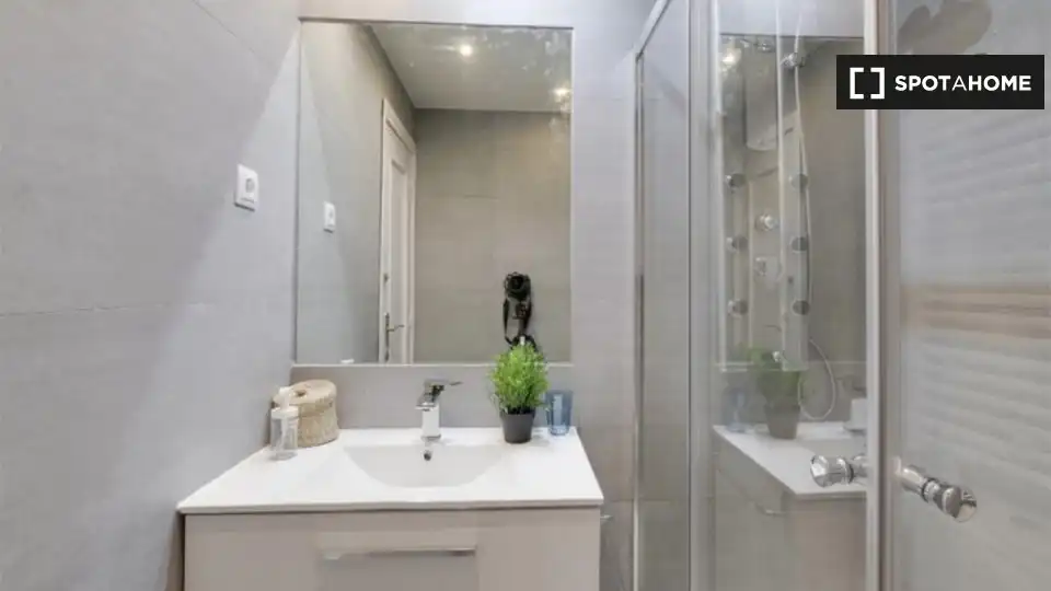 Baño de Piso de alquiler en Madrid con Aire acondicionado, Calefacción y Amueblado