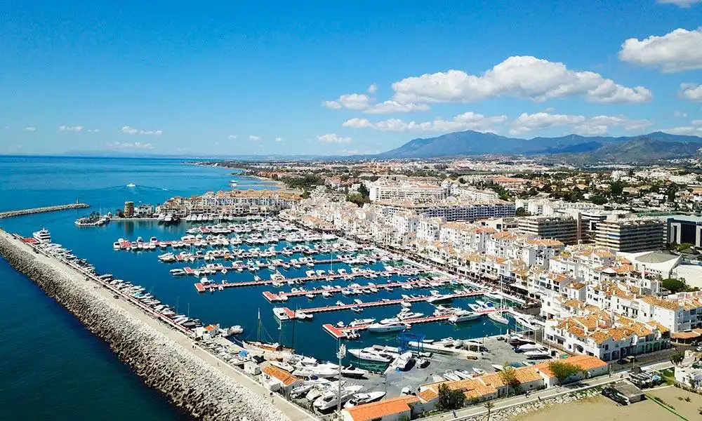 Vista exterior de Piso en venta en Marbella con Aire acondicionado, Jardín privado y Terraza