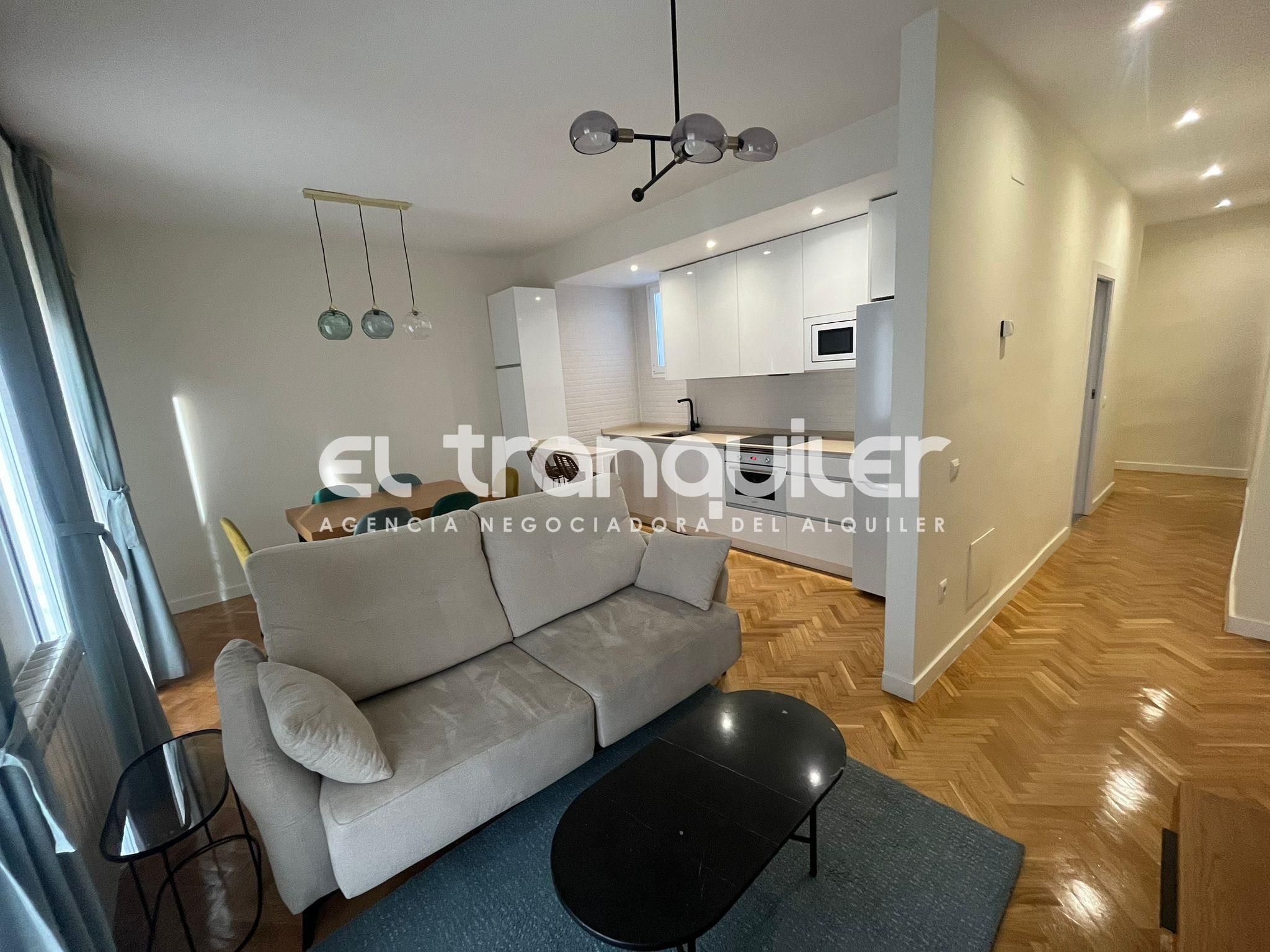 Sala de estar de Piso de alquiler en  Madrid Capital con Aire acondicionado, Parquet y Amueblado