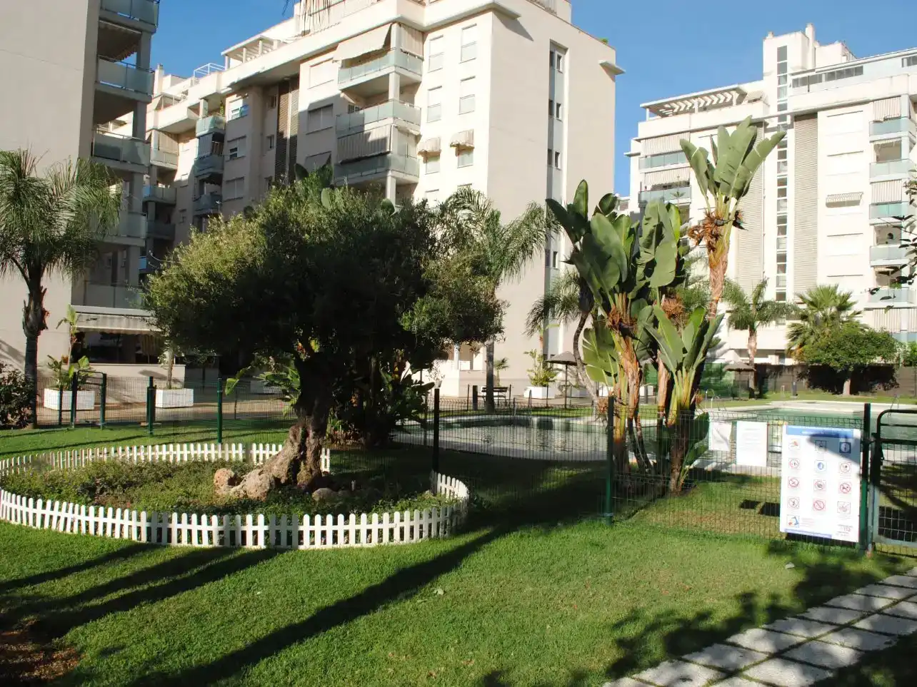 Vista exterior de Pis en venda en Rincón de la Victoria amb Aire condicionat, Piscina i Balcó
