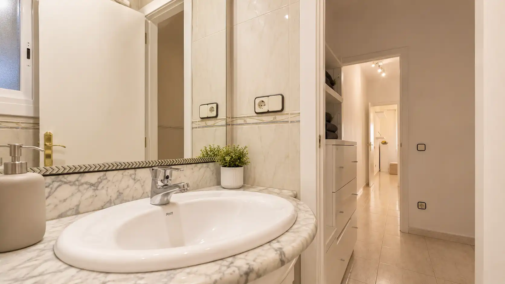 Bathroom of Flat for sale in Barcelona