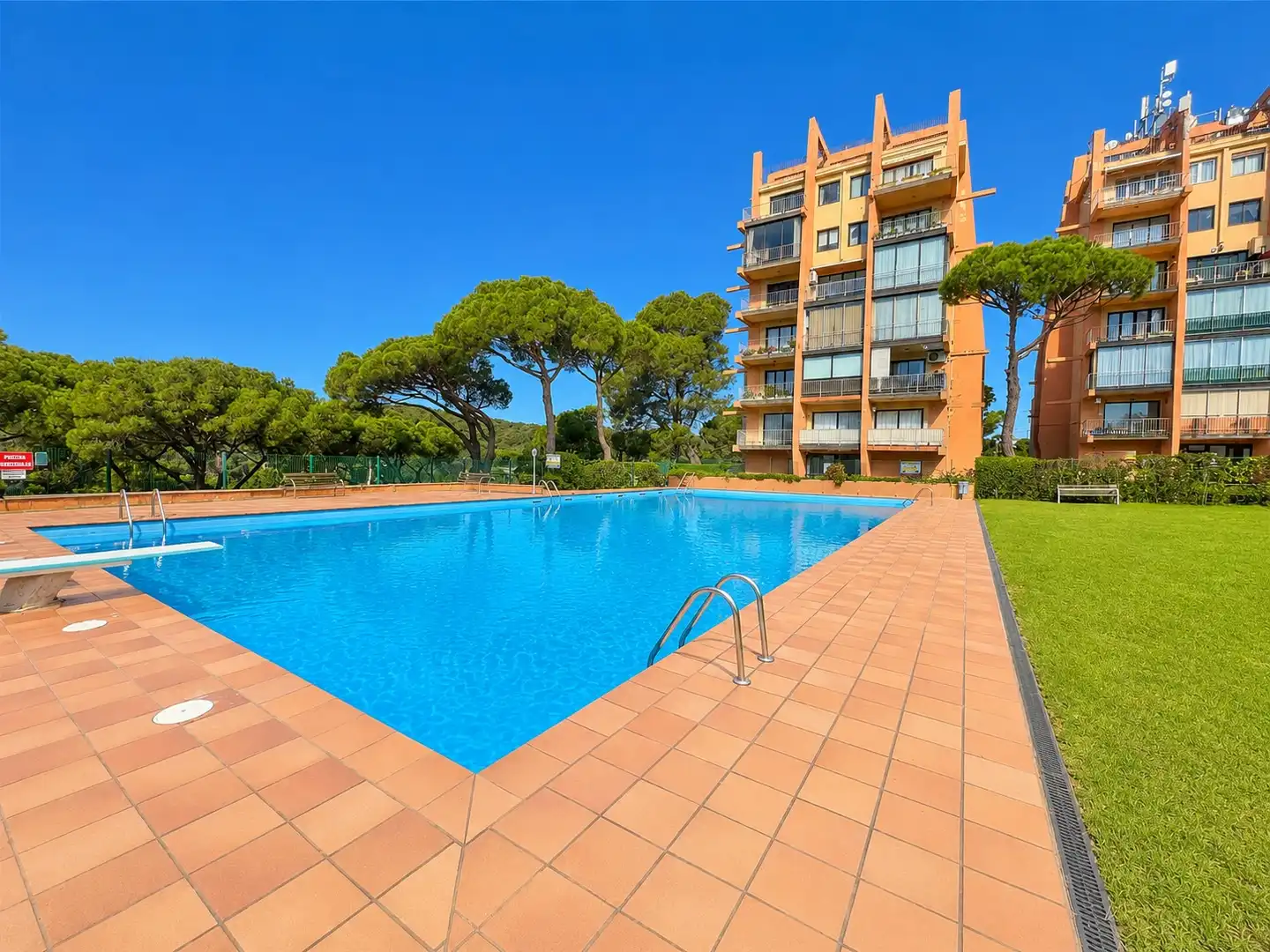 Piscina de Planta baja en venta en Castell d'Aro, Platja d'Aro i s'Agaró con Aire acondicionado, Jardín privado y Terraza