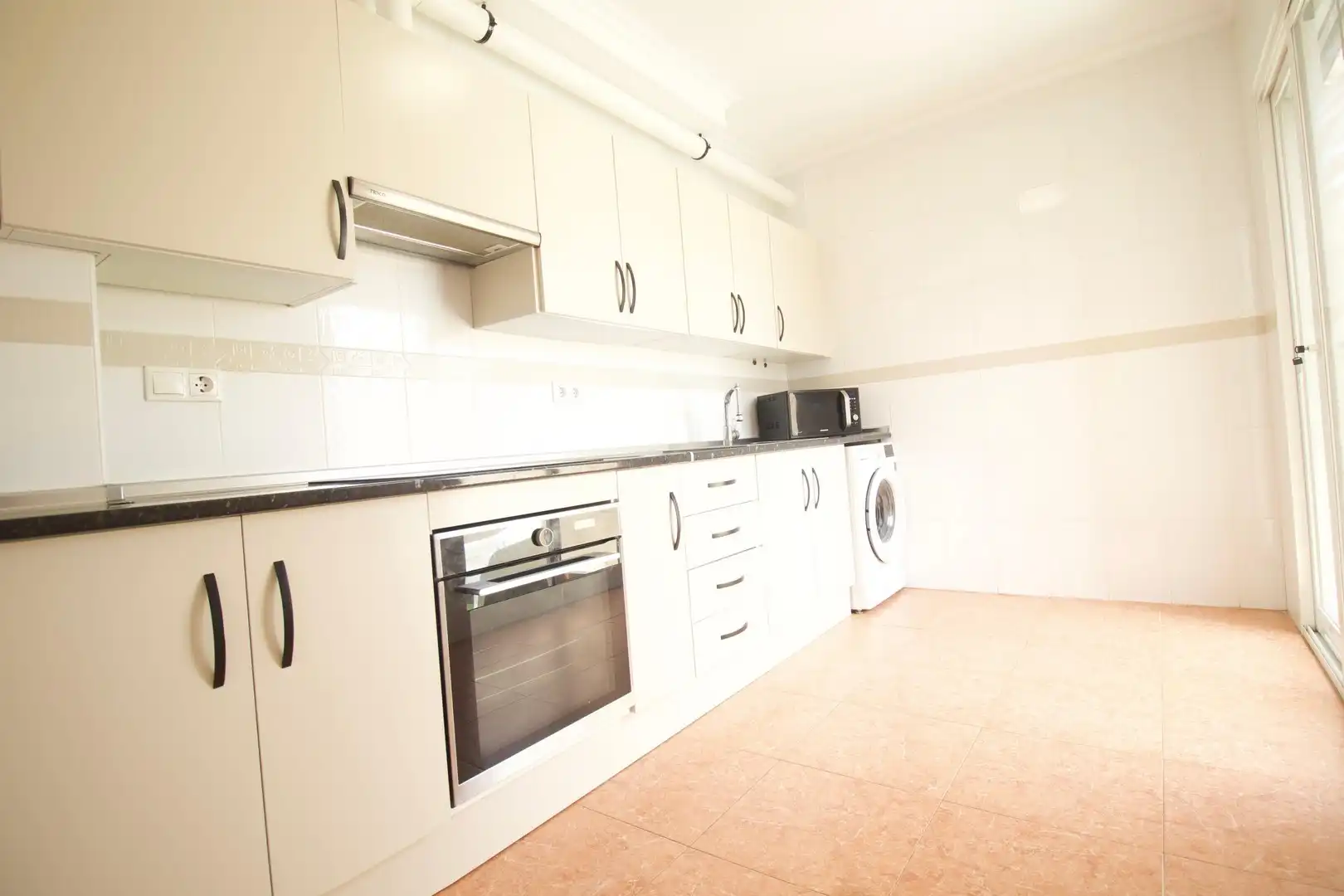 Küche von Einfamilien-Reihenhaus zum Verkauf in Fuente Álamo de Murcia mit Privatgarten und Balkon