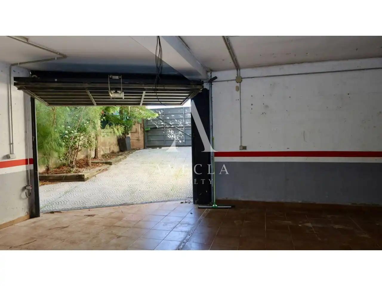 Aparcament de Casa o xalet en venda en Rubí amb Calefacció, Jardí privat i Parquet