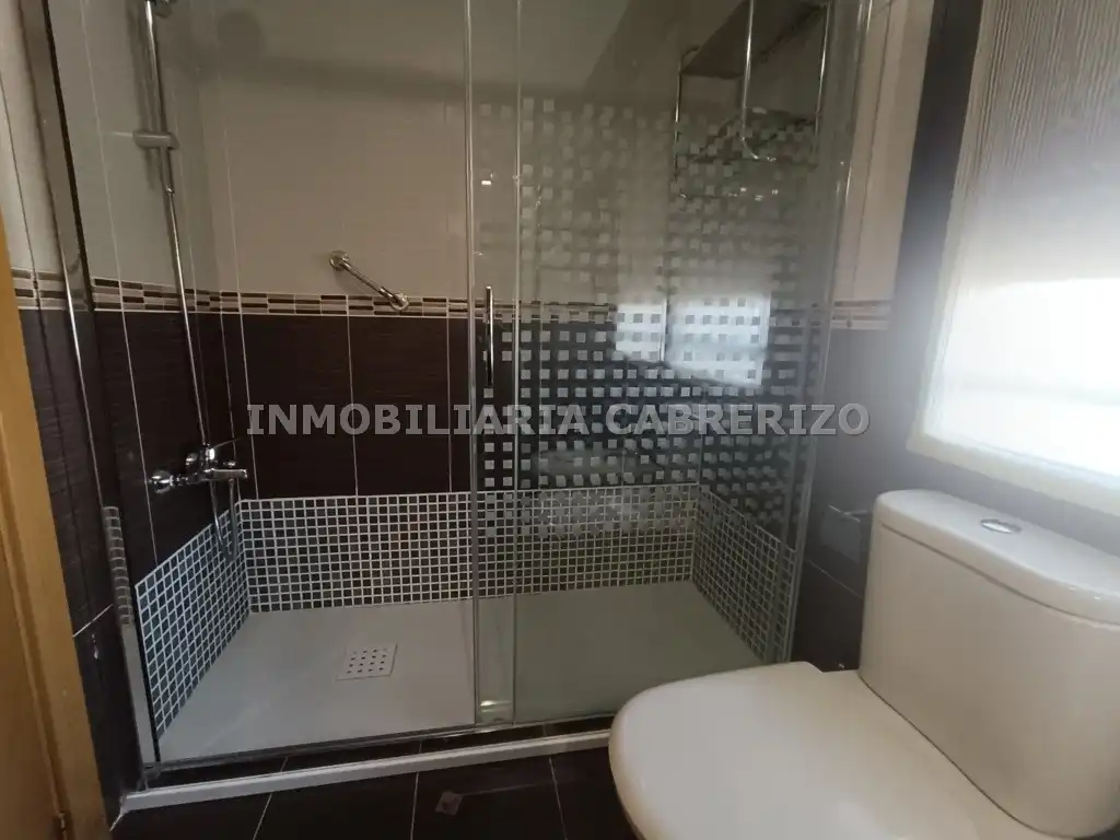 Badezimmer von Wohnungen zur Miete in  Logroño mit Klimaanlage, Heizung und Parkett