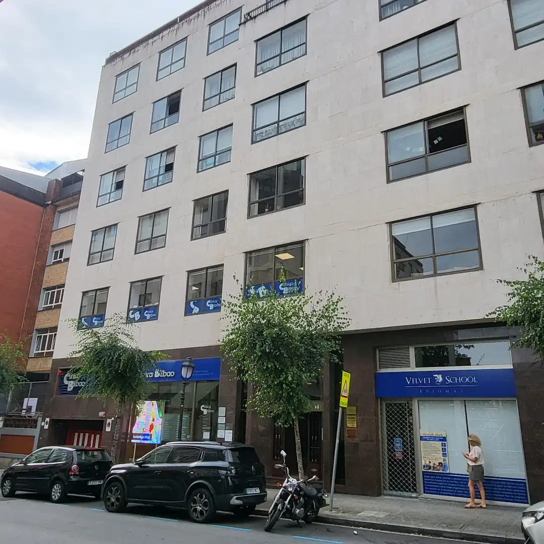 Vista exterior de Oficina en venda en Bilbao  amb Calefacció
