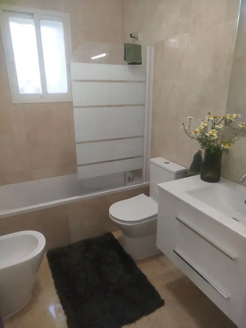 Baño de Piso en venta en Marbella con Aire acondicionado, Terraza y Amueblado