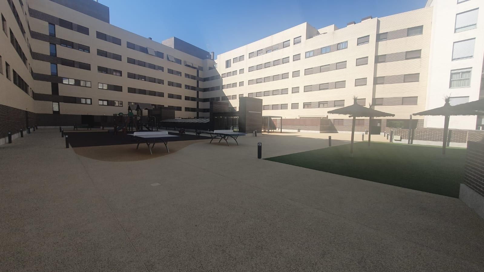 Vista exterior de Piso de alquiler en Alcalá de Henares con Calefacción y Terraza