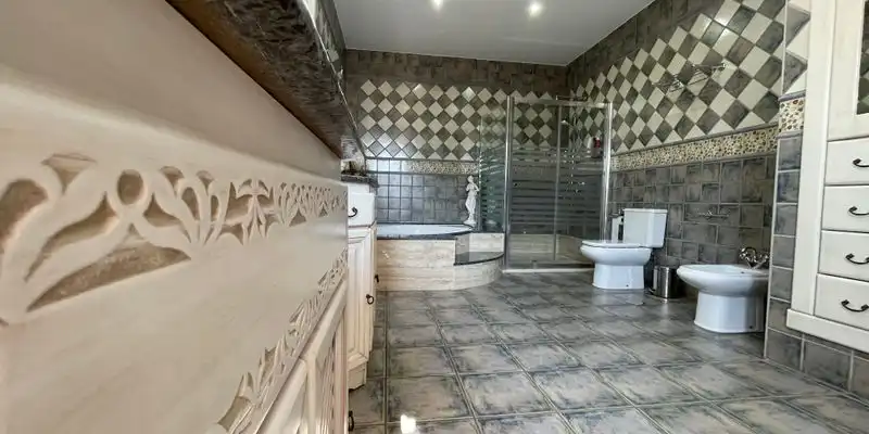 Bany de Casa o xalet en venda en Loja amb Aire condicionat, Jardí privat i Terrassa
