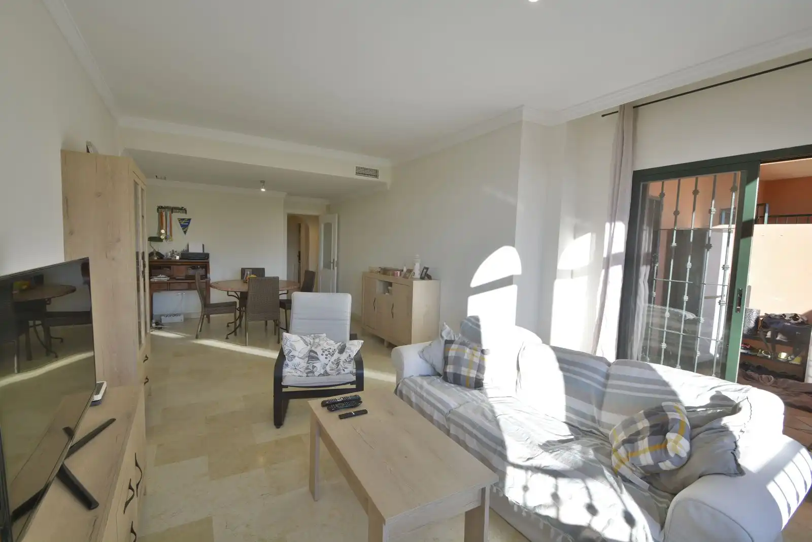 Wohnzimmer von Wohnungen zum Verkauf in Marbella mit Klimaanlage, Heizung und Privatgarten