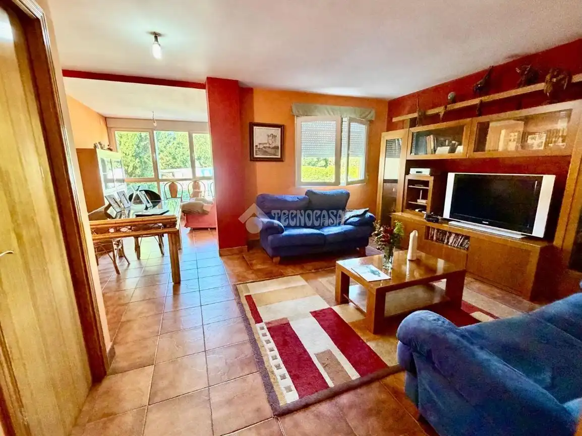 Sala de estar de Casa adosada en venta en Fuensaldaña con Aire acondicionado y Alarma