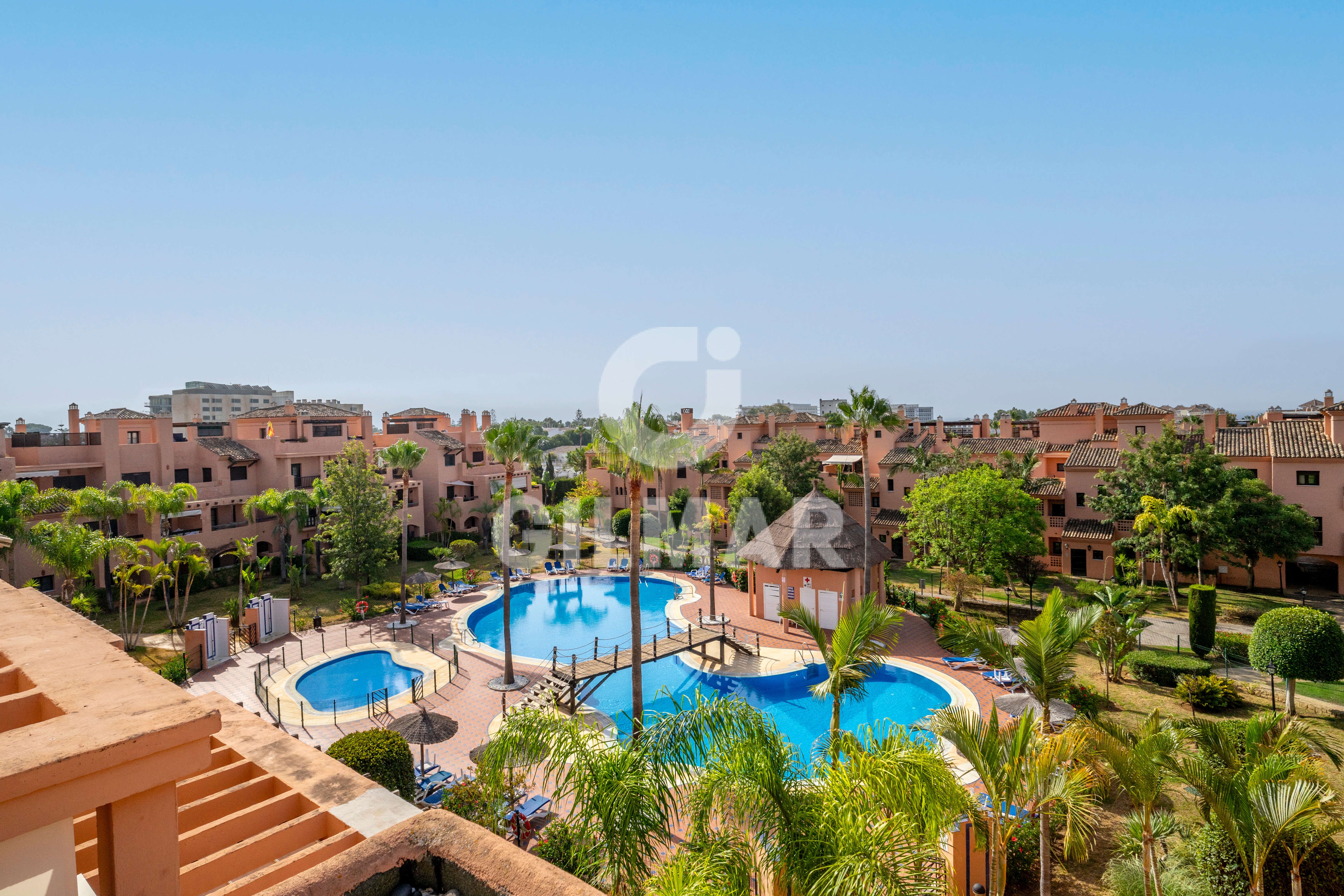 Vista exterior de Àtic en venda en Estepona amb Aire condicionat, Terrassa i Piscina comunitària