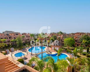 Vista exterior de Àtic en venda en Estepona amb Aire condicionat, Terrassa i Piscina comunitària