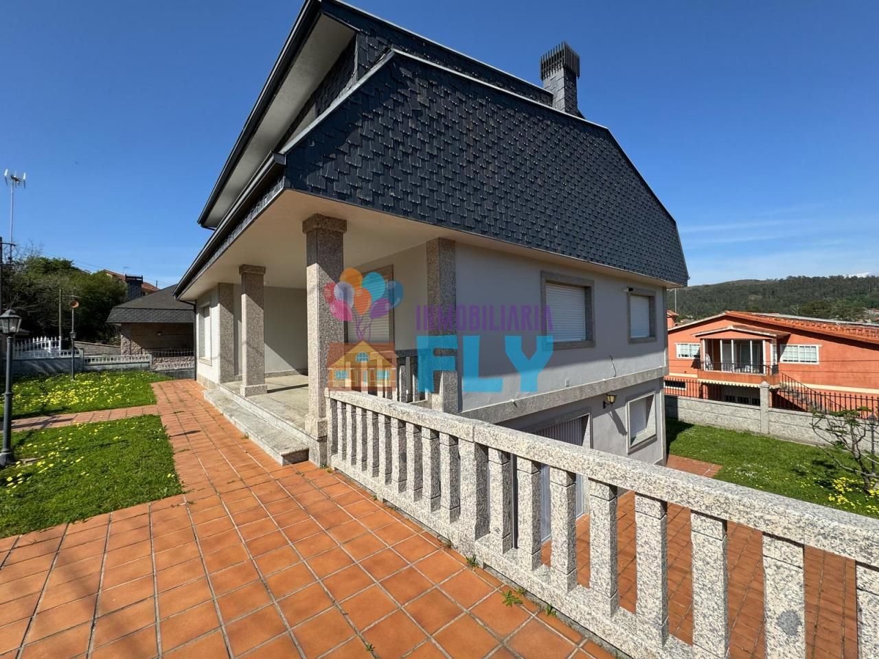 Vista exterior de Casa o xalet en venda en Vigo  amb Calefacció, Jardí privat i Terrassa