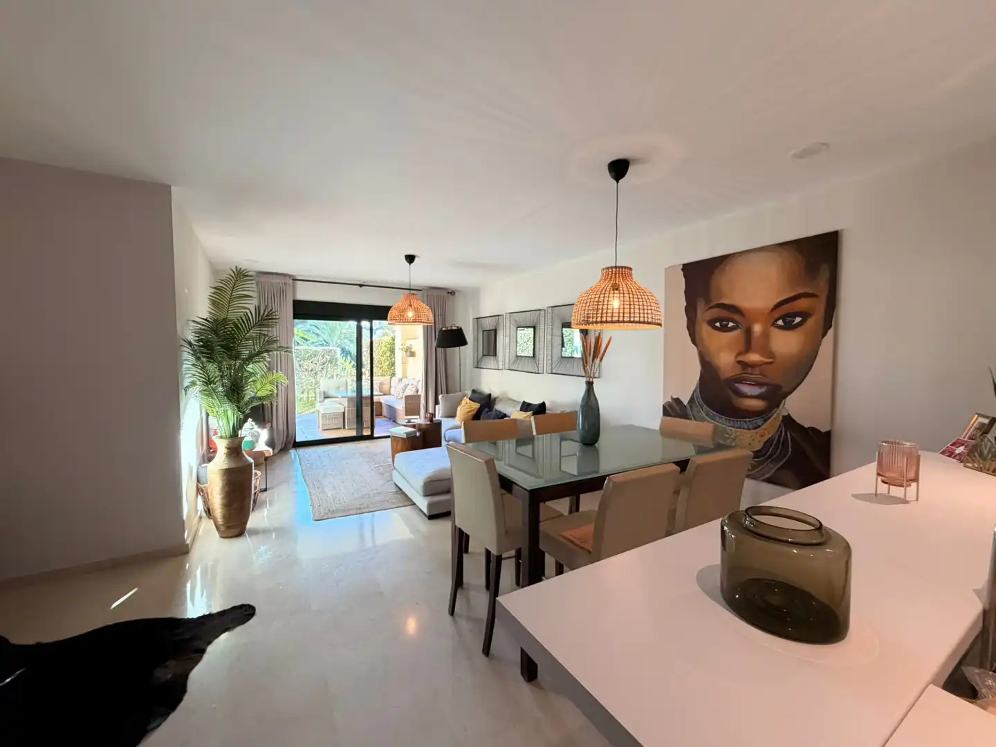 Sala d'estar de Pis de lloguer en Marbella amb Aire condicionat, Terrassa i Moblat
