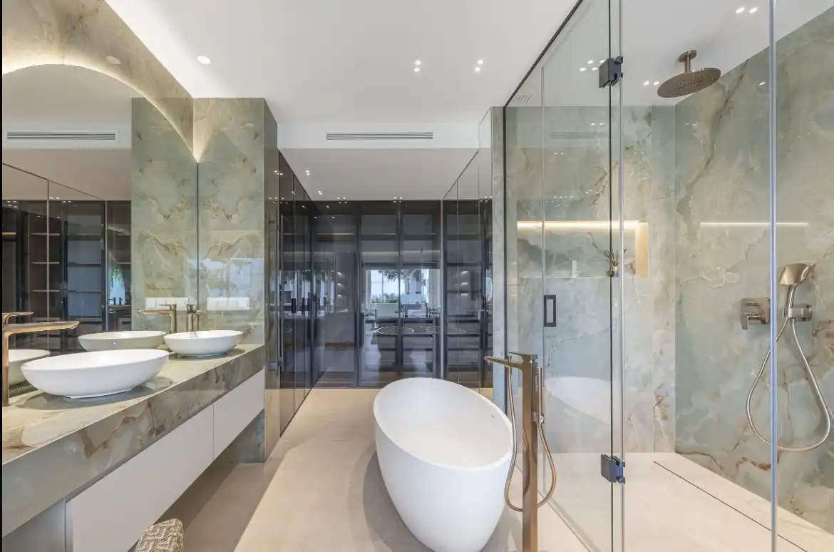 Bathroom of Flat for sale in Estepona  with Air Conditioner, Heating and Private garden