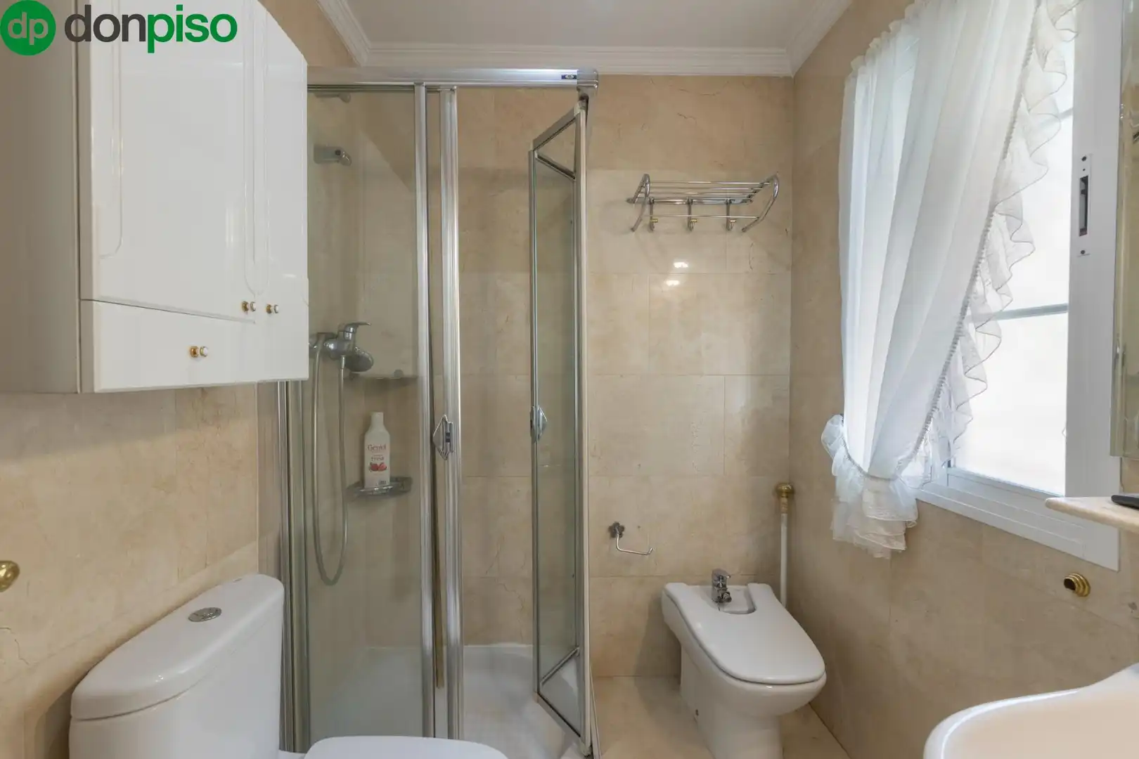 Badezimmer von Einfamilien-Reihenhaus zum Verkauf in Granada mit Klimaanlage, Heizung und Terrasse