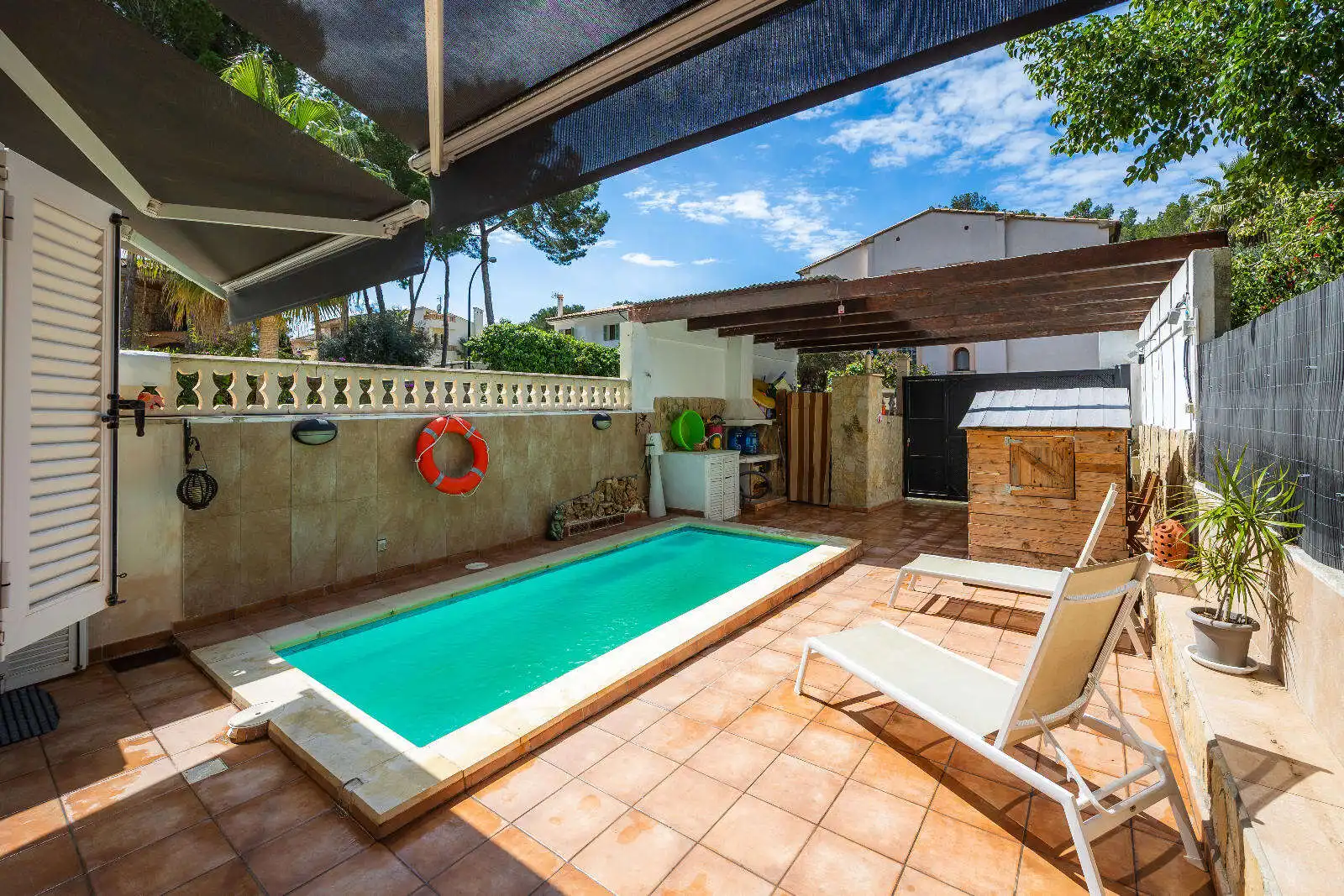 Schwimmbecken von Einfamilien-Reihenhaus zum Verkauf in Capdepera mit Klimaanlage, Terrasse und Möbliert
