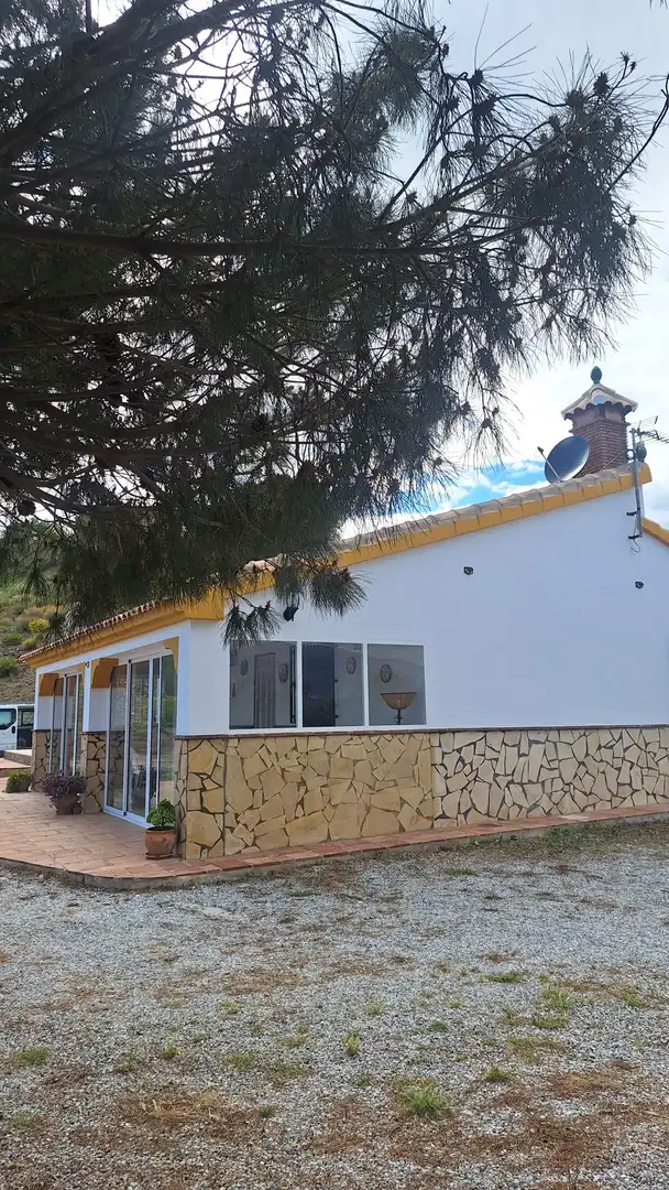 Außenansicht von Country house zur Miete in Vélez-Málaga mit Privatgarten, Terrasse und Schwimmbad