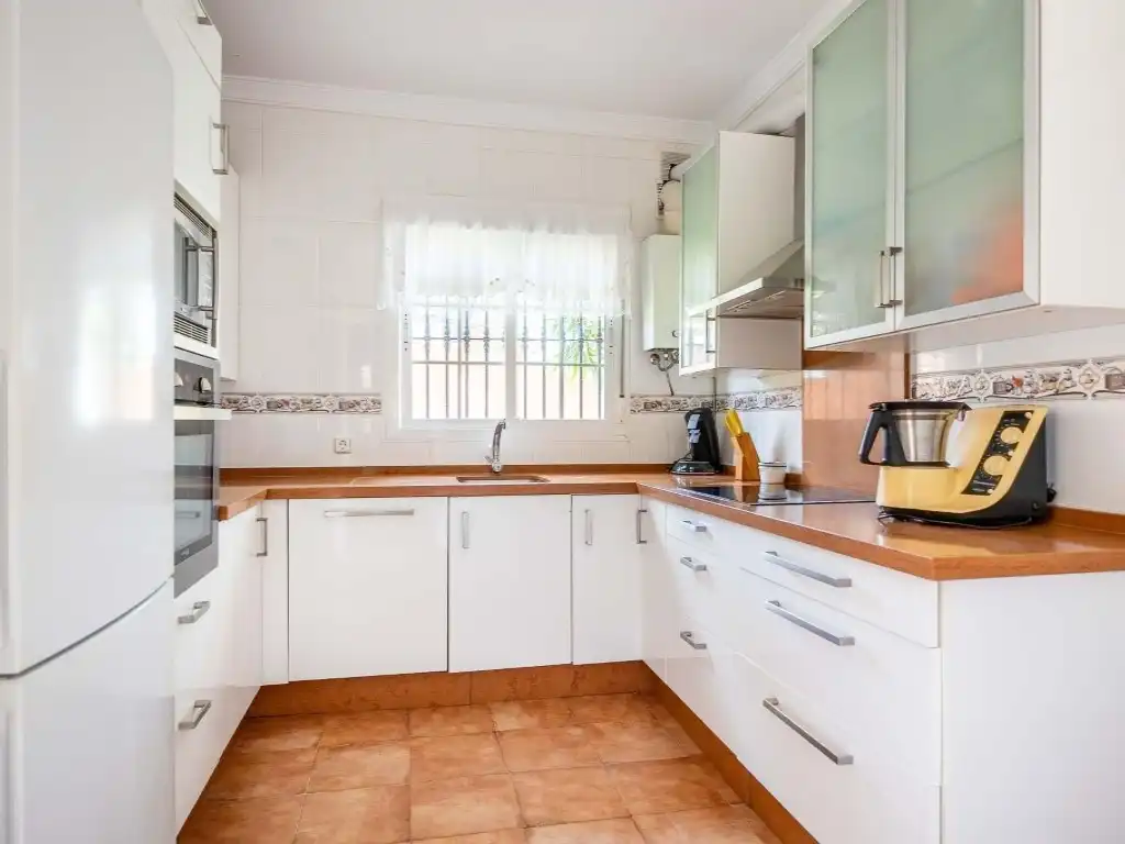 Cuina de Casa o xalet en venda en Chiclana de la Frontera amb Aire condicionat, Calefacció i Jardí privat