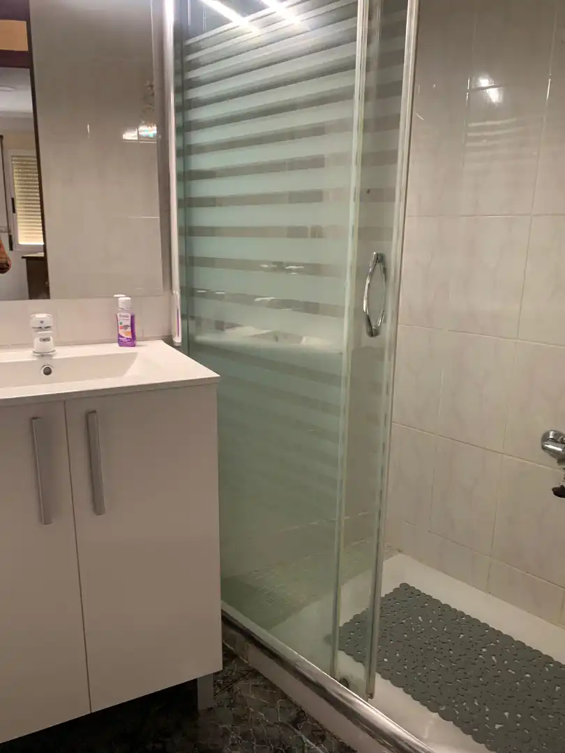 Baño de Piso en venta en Valencia con Aire acondicionado, Amueblado y Lavadora