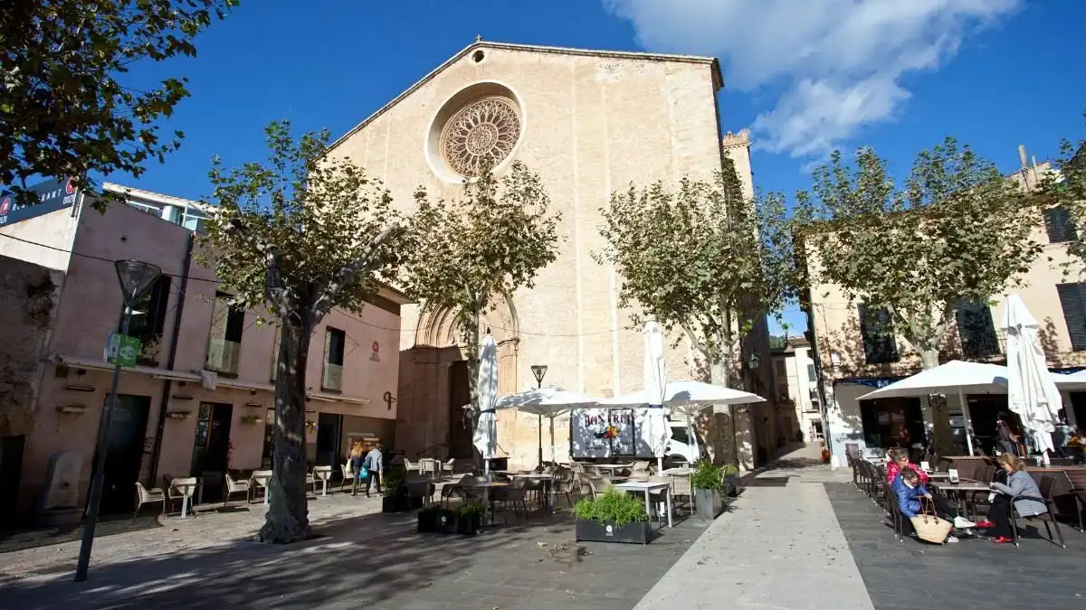 Außenansicht von Einfamilien-Reihenhaus zum Verkauf in Pollença mit Heizung, Terrasse und Abstellraum