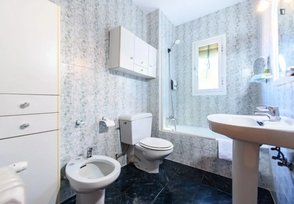 Bany de Apartament de lloguer en Madrid amb Aire condicionat, Moblat i Forn
