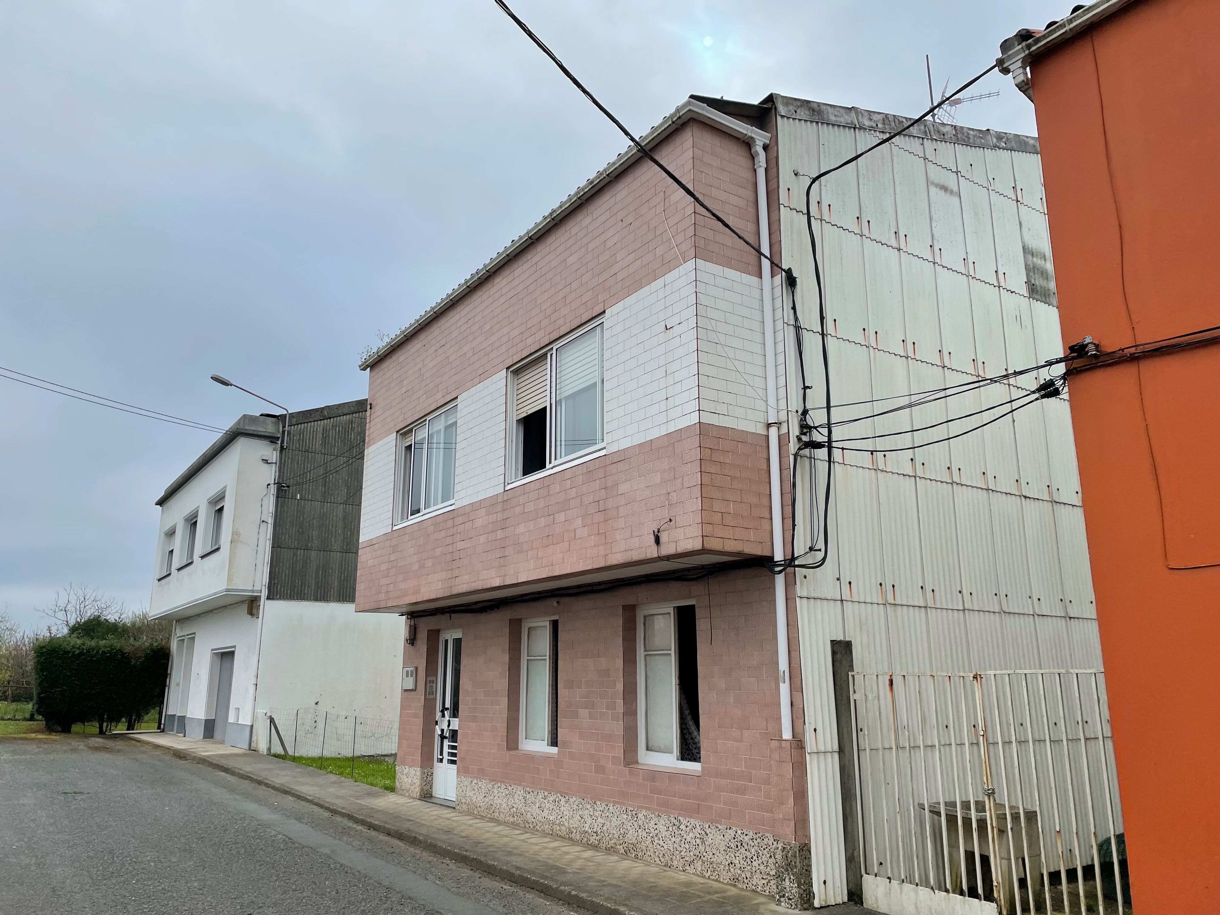 Vista exterior de Edifici en venda en Narón