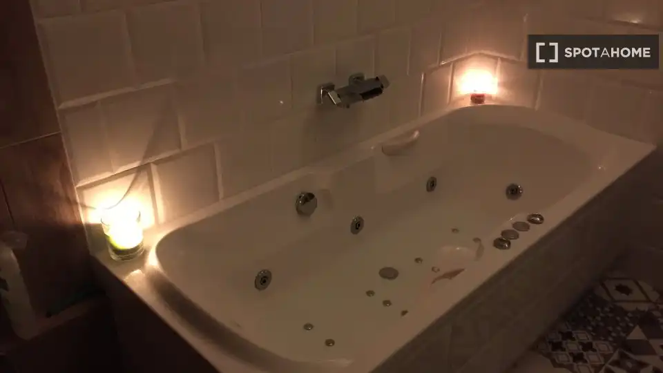 Bathroom of Flat for rent in Valencia  with Air Conditioner, Heating and Furnished