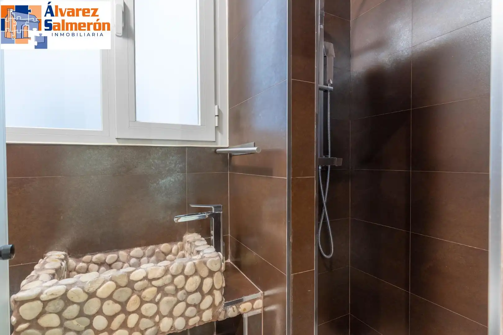 Bathroom of Flat for rent in Granada  with Air Conditioner and Furnished